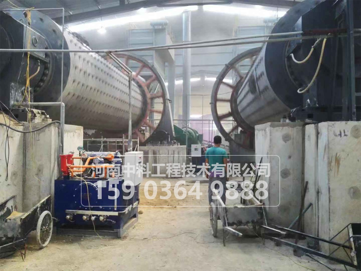 球磨機(jī)生產(chǎn)現(xiàn)場(chǎng) 